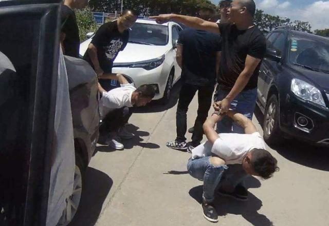 遇到碰瓷的可以直接开车撞过去吗,遇碰瓷驾车需谨慎