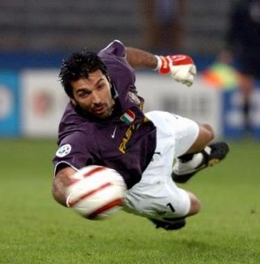 卡西利亚斯布冯扑救特点,布冯和卡西利亚斯谁更厉害