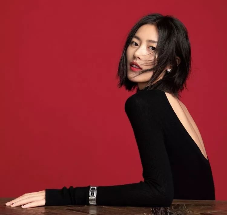 刘雯暌违国际秀场三年重返时装,刘雯暌违国际秀场三年重返时装周