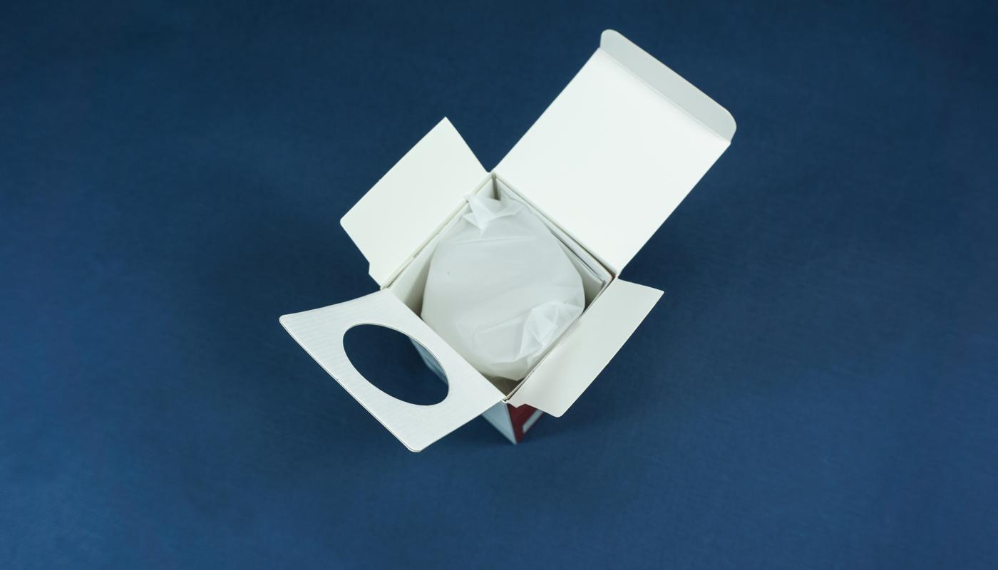 只需更换一个灯泡，即可让房间充满光污染，然后请开始你的表演