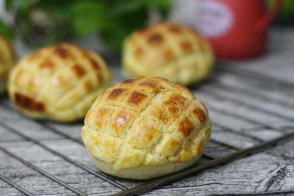 港式经典菠萝包,奶香浓郁酥脆松软,教你制作正宗的港式菠萝包