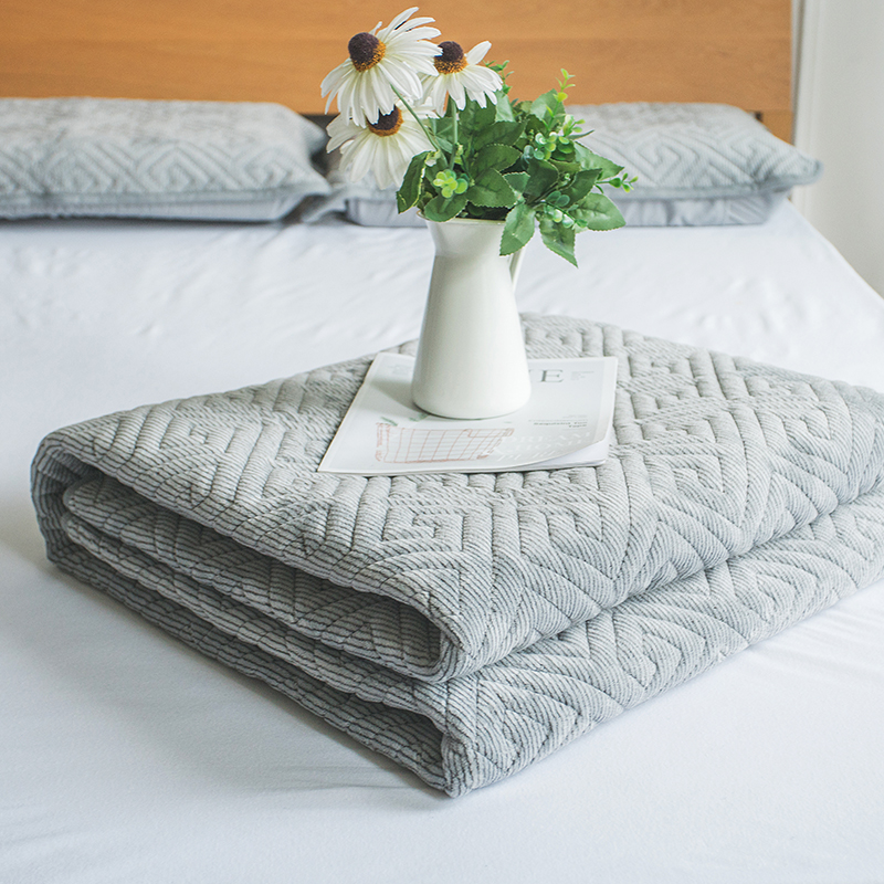 冬季盖蚕丝被保暖还是棉被保暖,羽绒被蚕丝被棉被哪种最暖