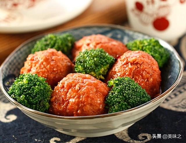 红烧狮子头最正宗的做法软糯醇香,红烧狮子头经典做法香滑软糯