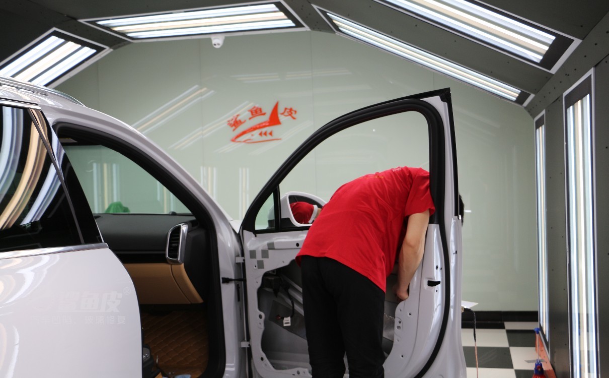 车门刮蹭凹陷补漆修复多少钱,长条凹陷疤痕无痕修复