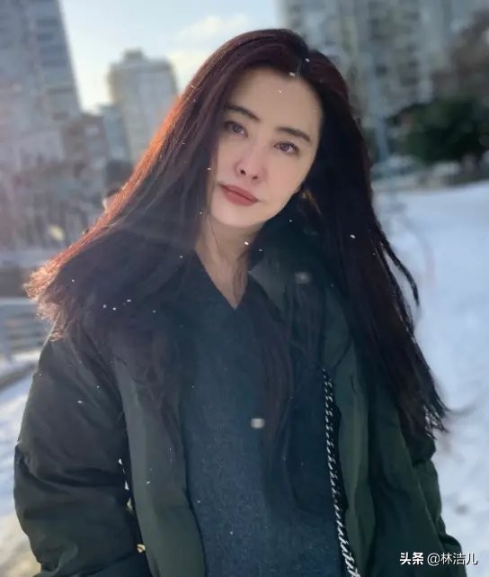 王祖贤状态52岁肤白貌美头发浓密,52岁王祖贤笑颜红唇发量惊人