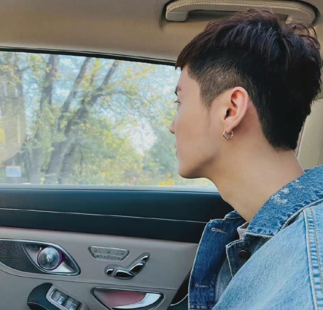 鹿晗晒自拍秀肌肉,鹿晗最近自拍视频