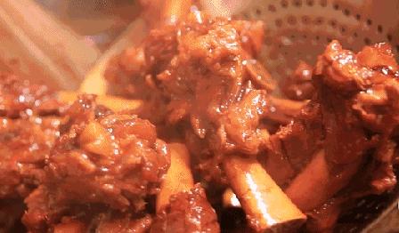 为什么买大骨要十几元一斤，现在很多自助大骨才29一位随便吃？