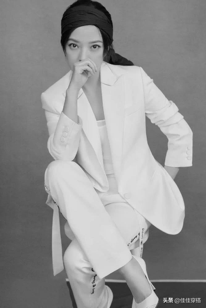 赵薇简直是“天生*物尤**”！穿白西装英姿飒爽，搭配黑头巾潮爆了
