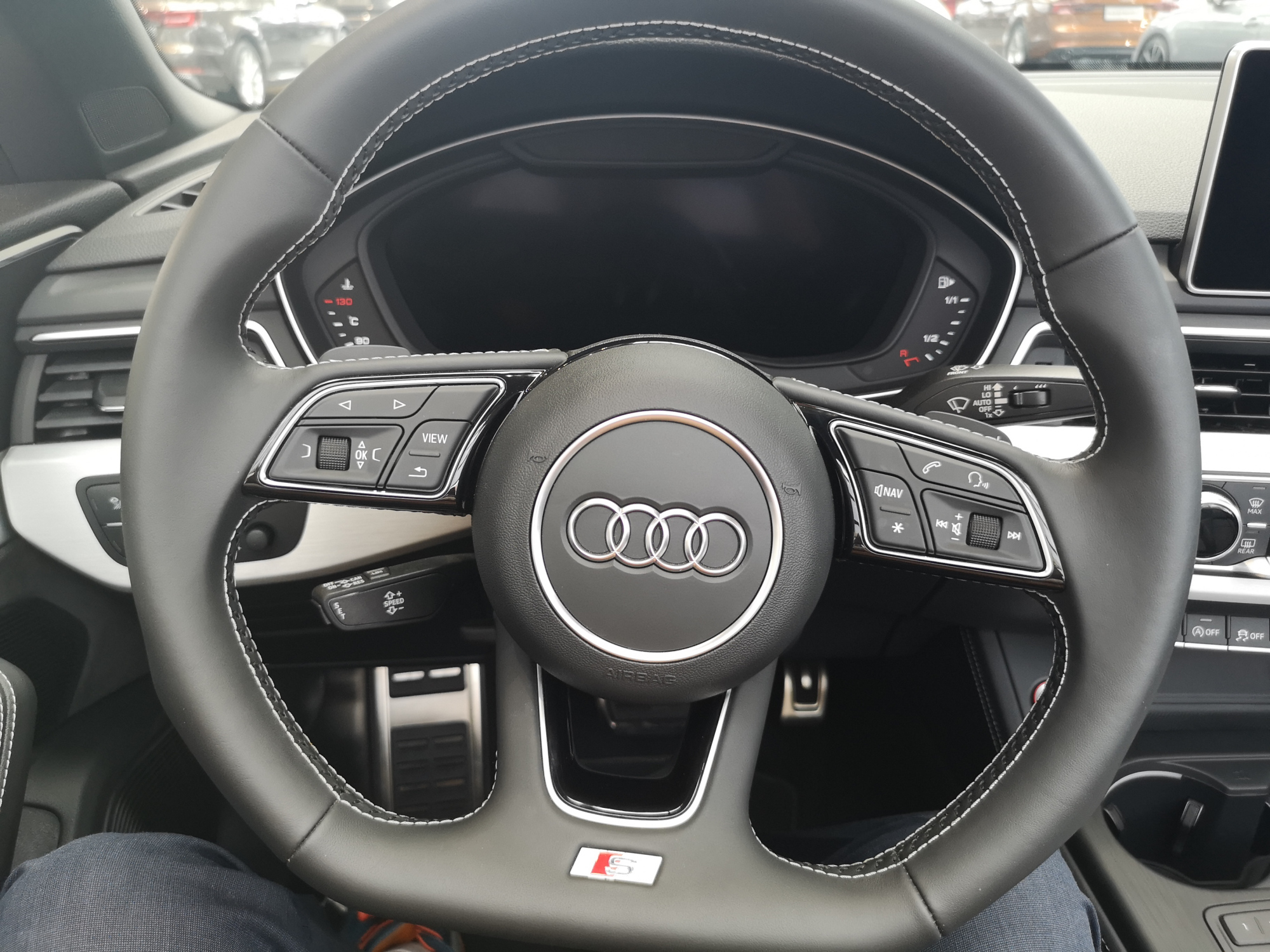 奥迪s5四门敞篷硬顶展示,运动感很强新款奥迪s5敞篷版实车