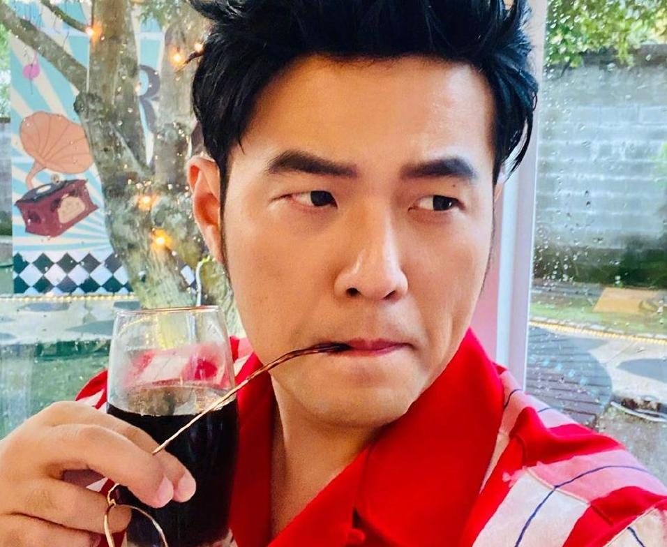 周杰伦比赛也不忘耍帅,周杰伦打游戏然后线下打球