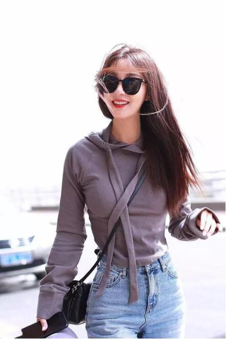 李菲儿穿搭日常,李菲儿的机场穿搭宛如18岁的少女