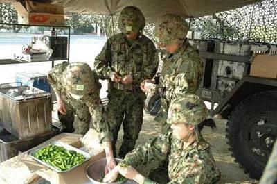 日本陆上自卫队野外训练时到底吃什么？是外出购买还是*战野**口粮？