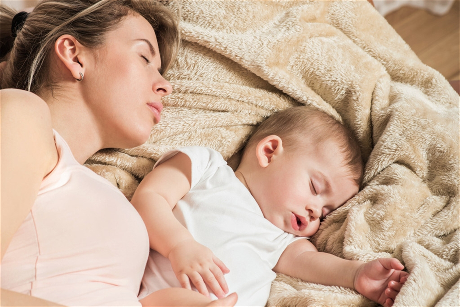 宝宝不摸妈妈就睡不好解决办法,宝宝必须摸妈妈肚子睡觉