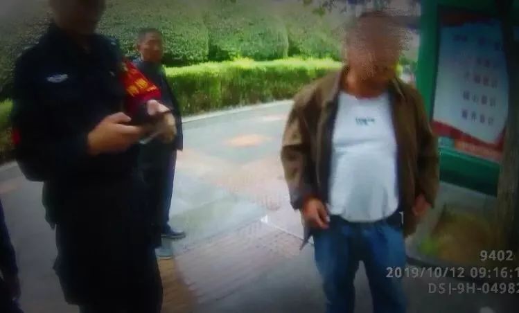 太可恶!凯里街头这对夫妻,偷滴眼药水博同情!