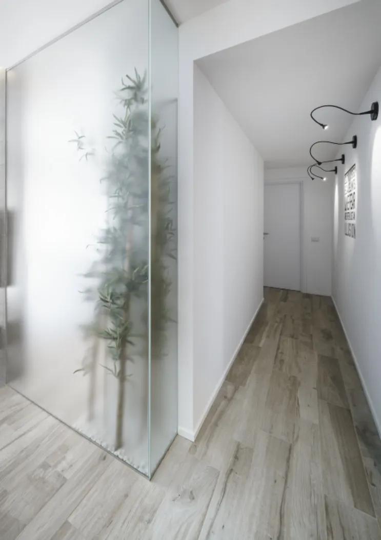 不用舍弃客厅，她家给电视墙拼接玻璃，撒上碎石子就多了个景观区