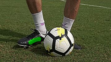 新手必学的足球两大技巧,足球过人技巧初学者