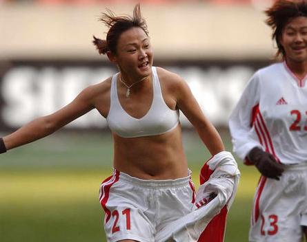 国足首位脱衣庆祝女球员，腹肌让男足无颜，今退役将足球带进大山