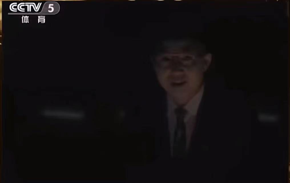 央视直播突发事件主持人淡定应对,杭州新闻联播主持人还在播吗