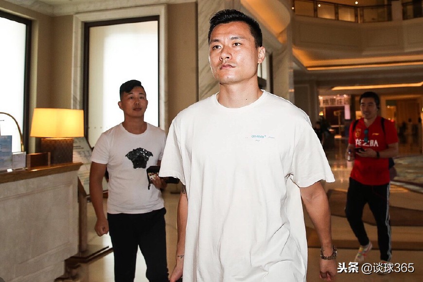 国足抵海口周身装扮惹热议球迷,国足奢侈品