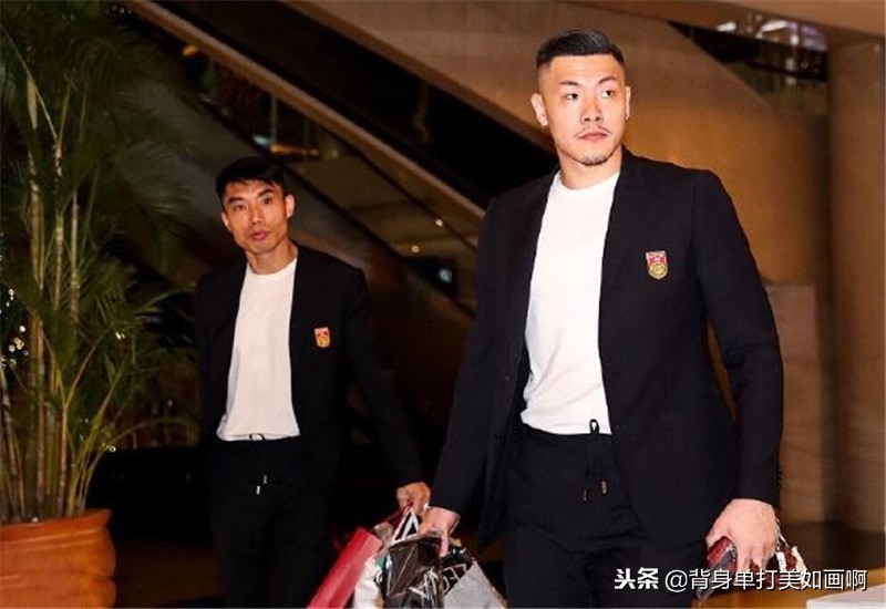 国足赴多哈里皮表情,国足主帅携张琳芃出席赛前发布会