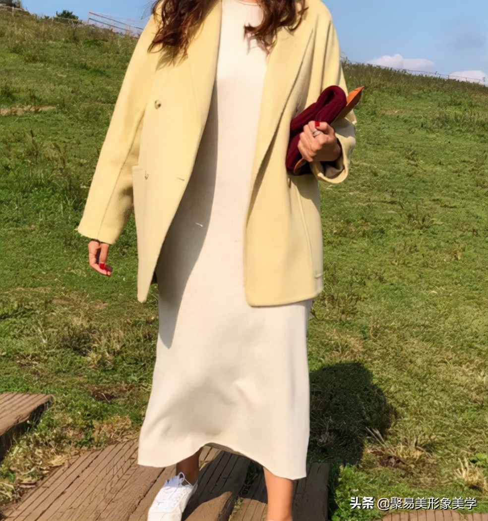 初秋穿什么颜色好看,秋天穿“杏色”太好看了