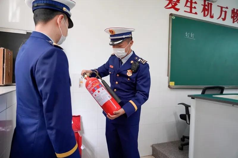 深入学校开展开学前消防安全检查,南岸消防检查
