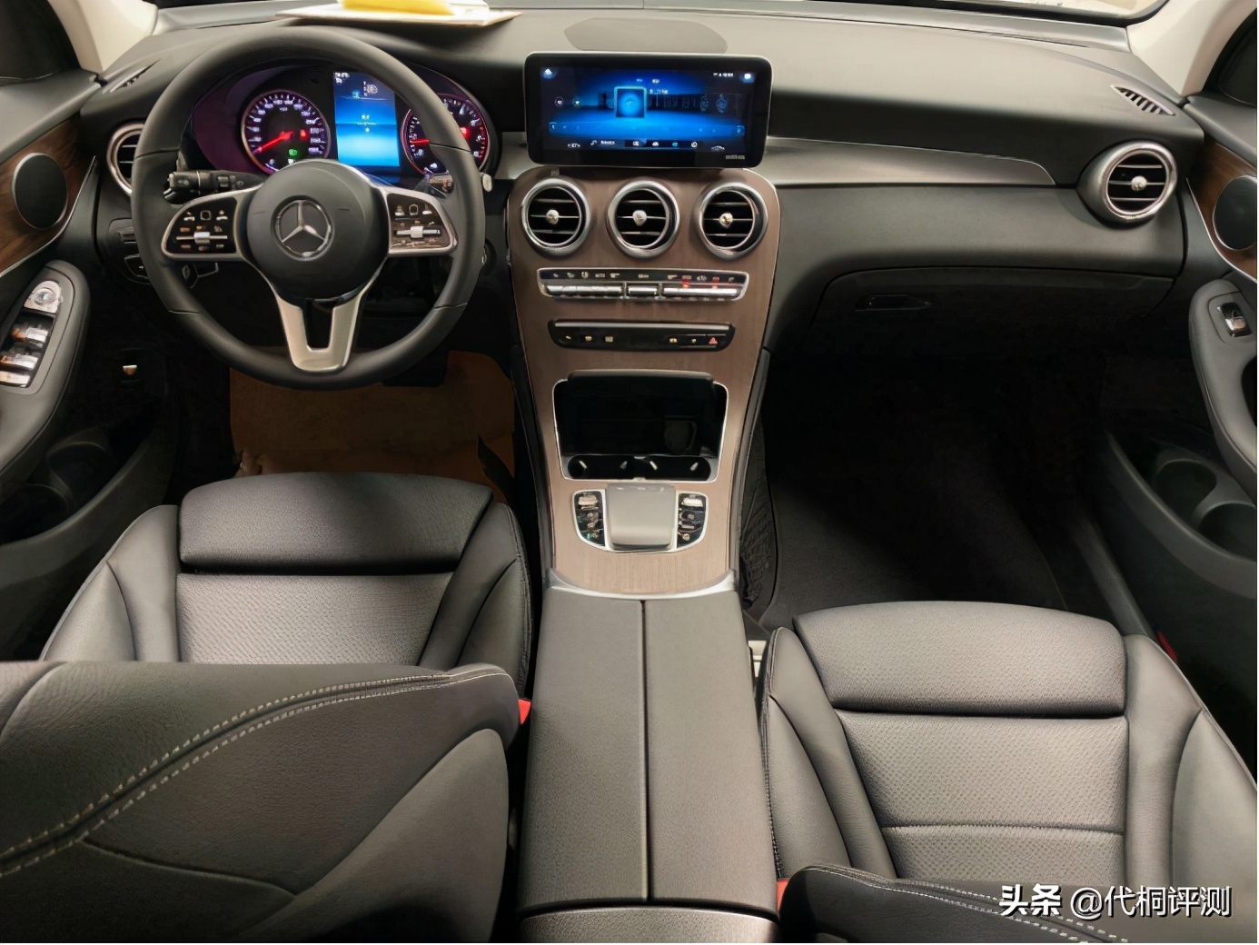 奔驰墨版glc300落地价格是多少钱,墨版奔驰glc300和普拉多