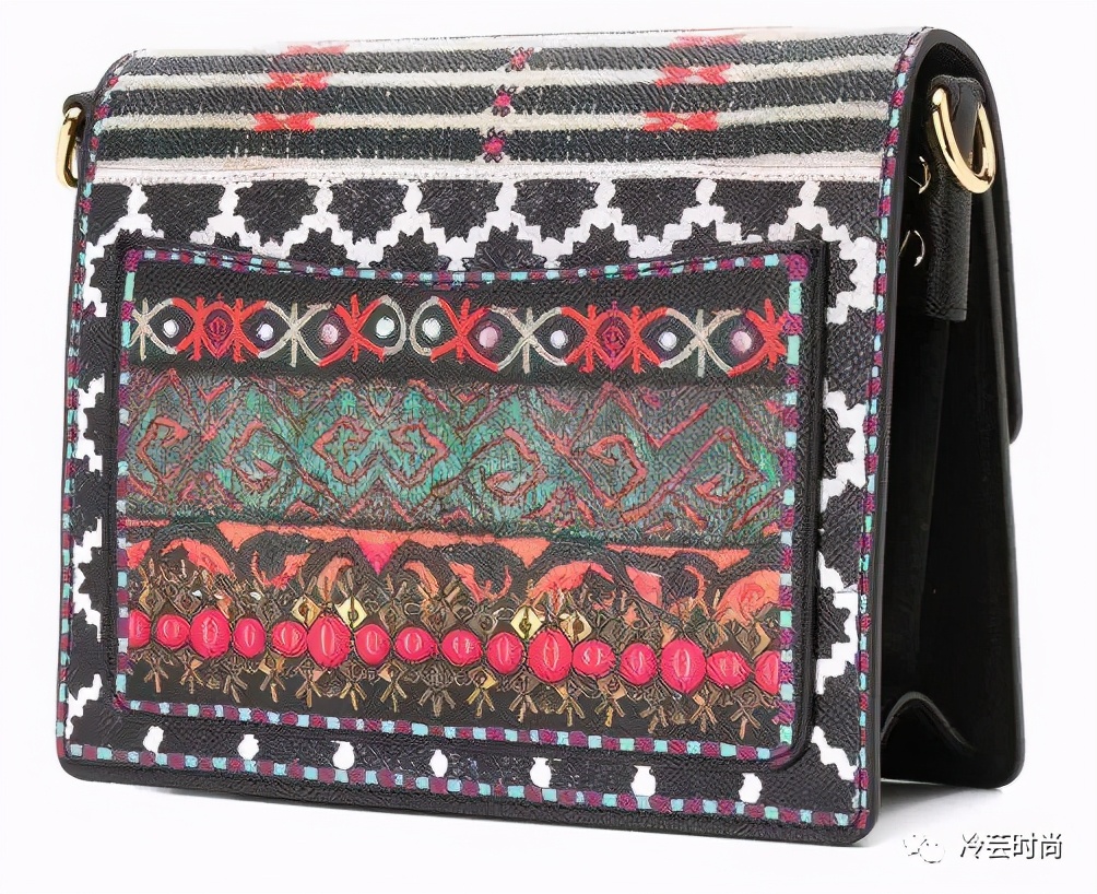 项链的活动扣佩戴方法,项链的佩戴要讲究八大搭配技巧