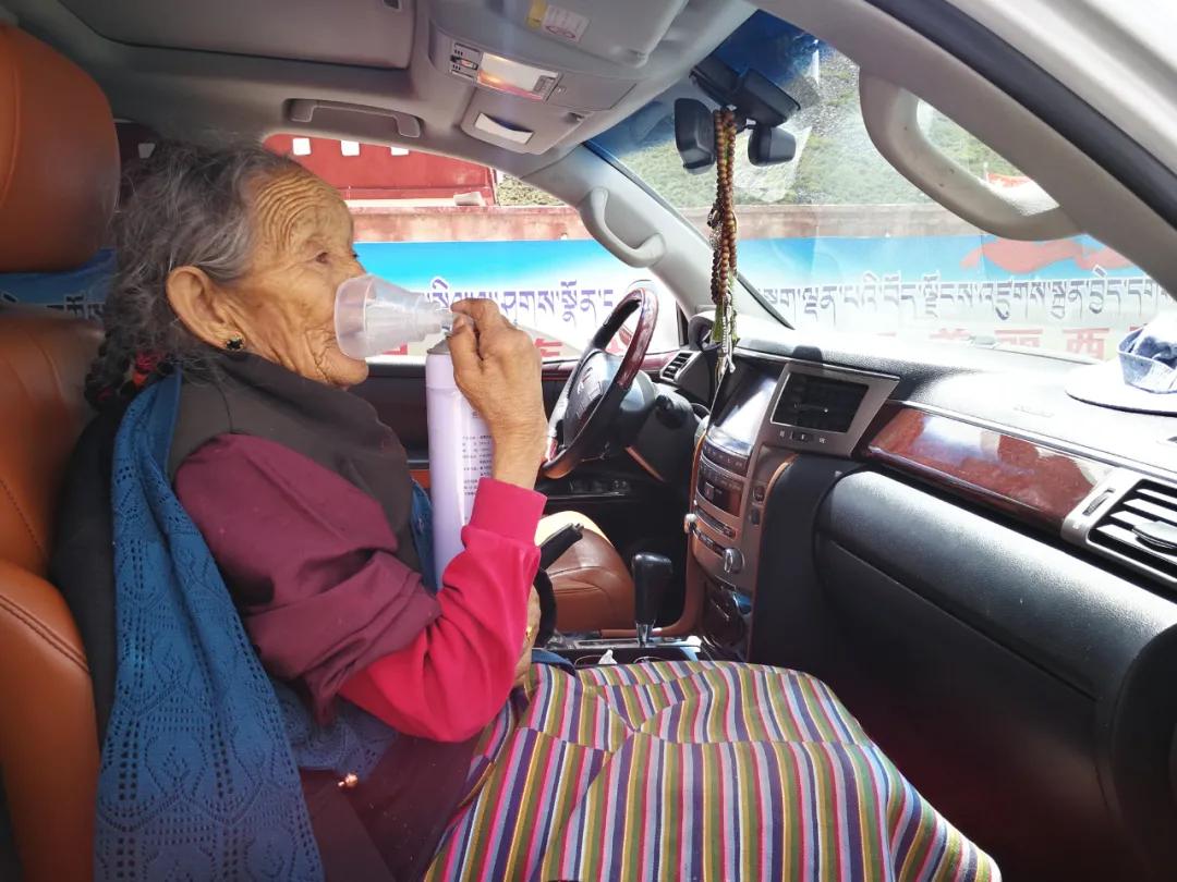 阜康义诊组行纪:老阿妈那曲拜佛突发高反,幸遇阜康医生救助脱险