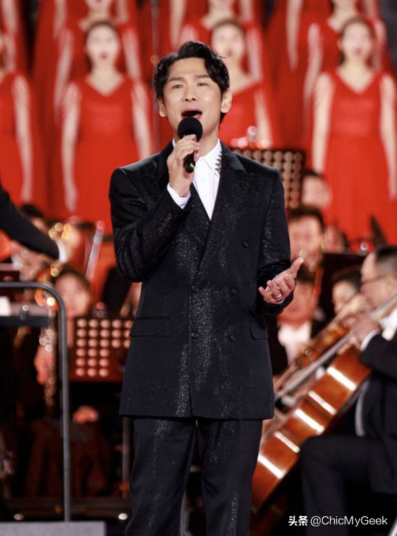 杜德伟60岁宝刀未老,杜德伟穿牛仔马甲图片