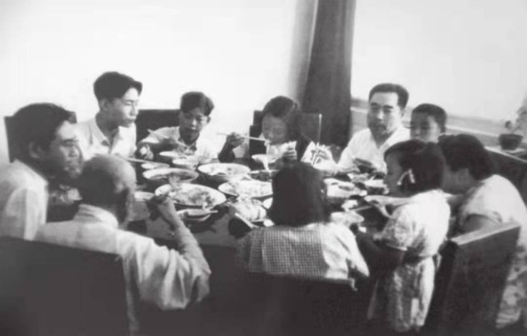 周恩来总理长期超负荷工作累到流鼻血,秘书强制其休息反被痛批