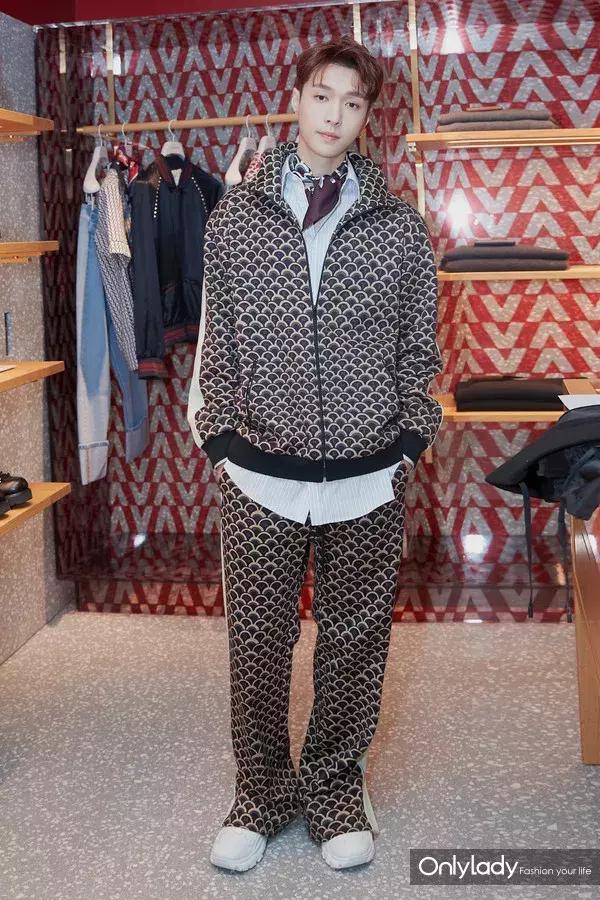 张艺兴valentino东京神图,张艺兴valentino秀场表演