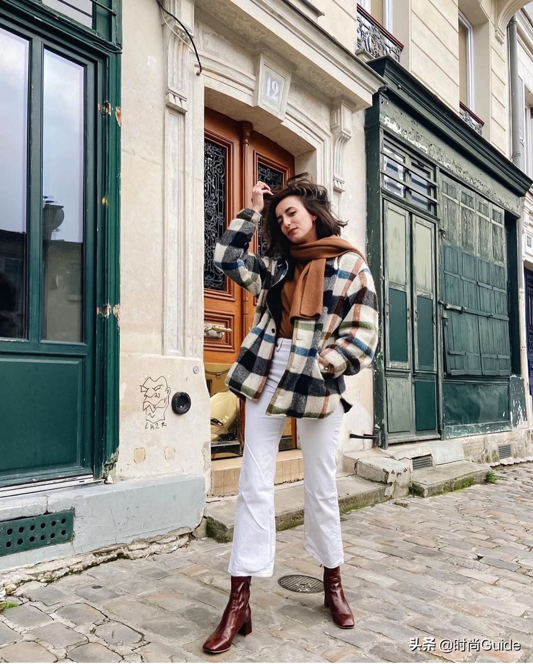 黑色小香风棕色靴子怎么搭配,棕色靴子搭配红色小香风