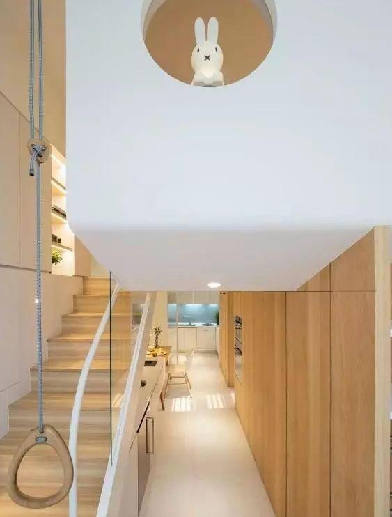 不到50平小房，变两层小别墅，将床架在半空中，瞬间多出间房