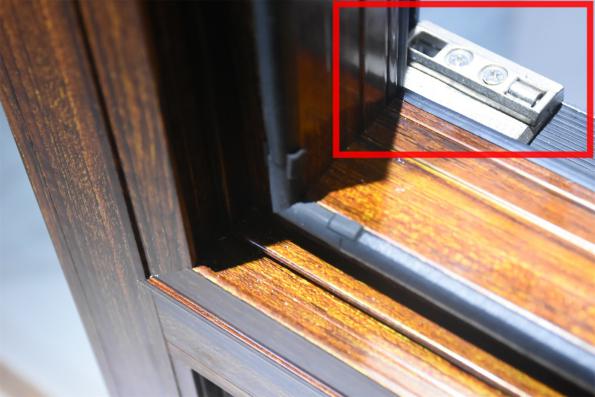 一不小心窗户掉了,怎么处理窗户防止坠楼