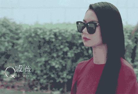 戚薇同款半身裙穿搭,戚薇穿毛衣搭配半身裙走时尚