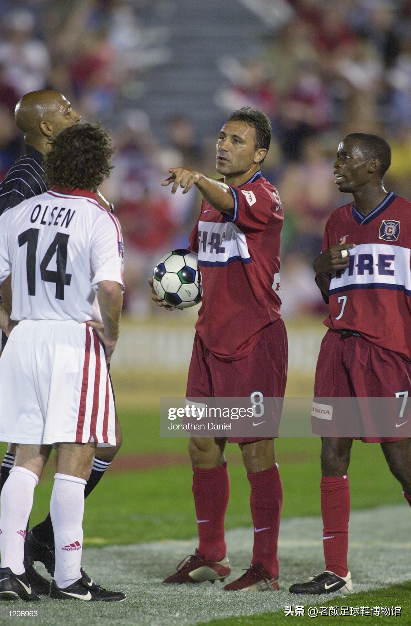 被终身禁赛的共产主义球王，最痛恨皇马的巴萨巨星曾经当过炊事员