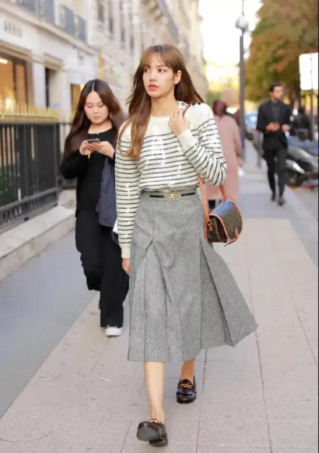 拥有lisa同款铁刘海,拥有香奈儿包包