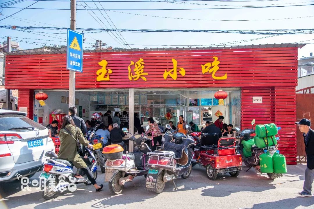 昆明330天都在排队的卤面馆，不收钱收饭票，只卖到下午2点