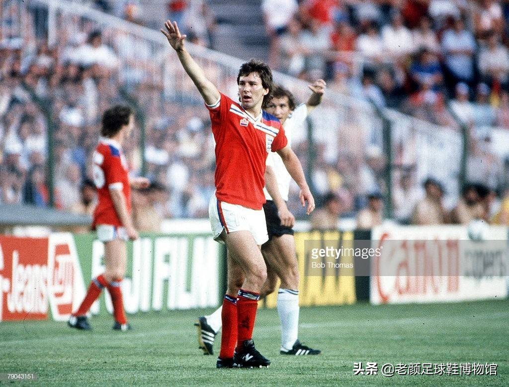 英格兰第一铁汉，骨折踢完比赛，40年前战胜曾国足，爱穿牛逼鞋