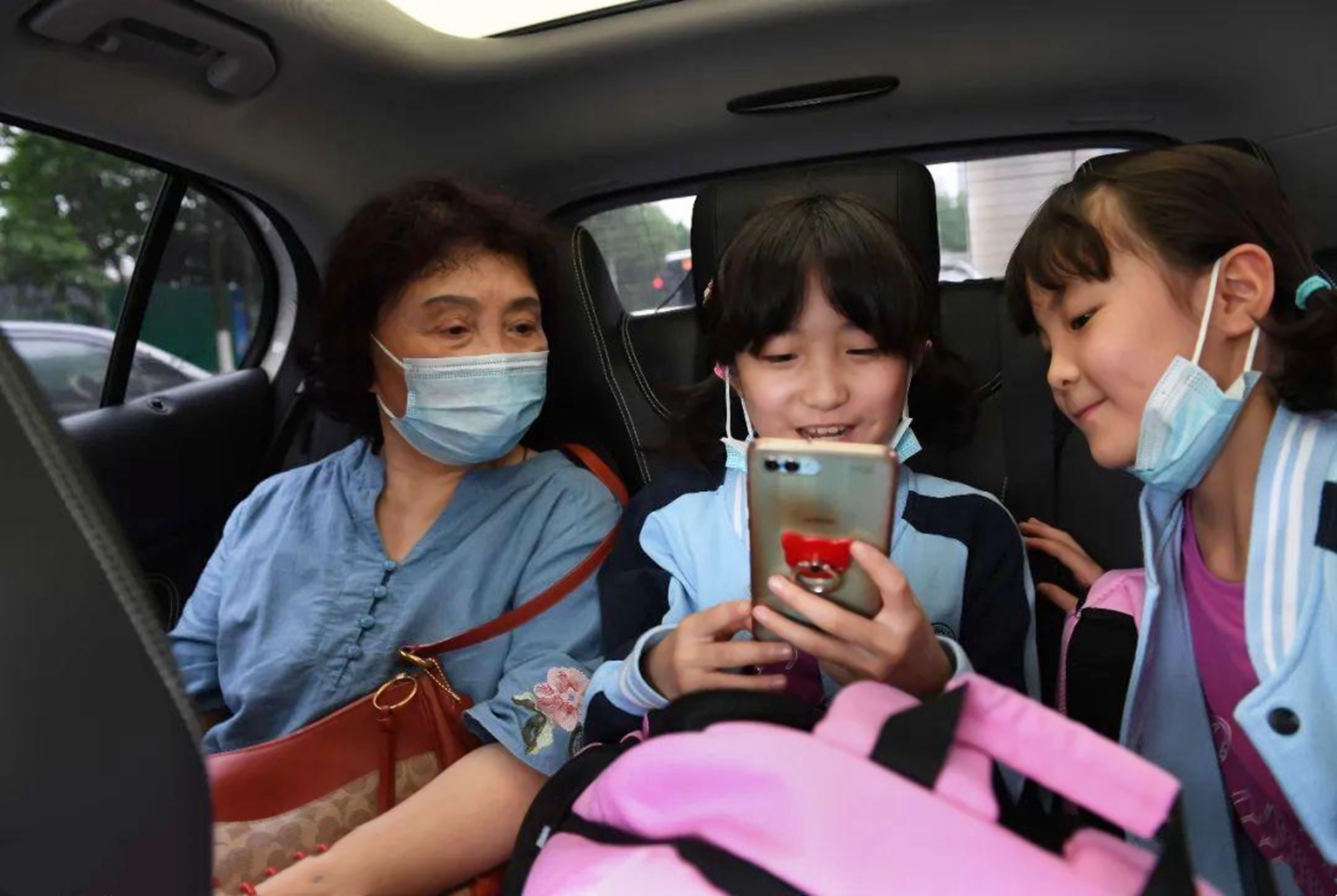 60岁老太生下双胞胎如今现状如何,60岁大妈冒死生下了双胞胎女儿