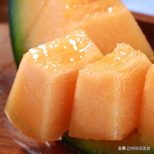 哈密瓜怎么吃的才又好看又好吃,哈密瓜跟酥香蜜瓜哪个好吃