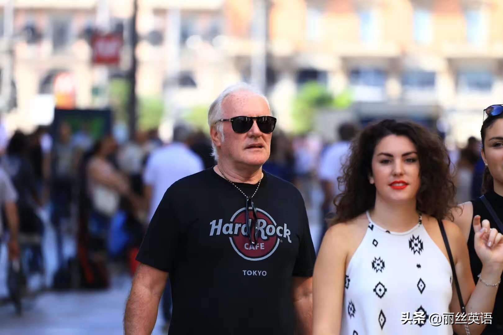 他很无聊并且很难用英语怎么说,他很无趣用英文怎么写