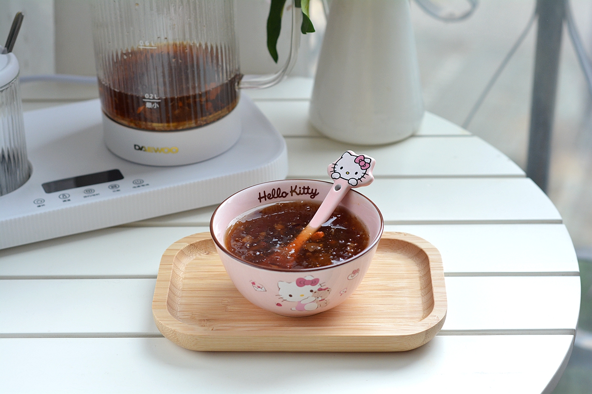 女士喝的桃胶,熬制桃胶羹