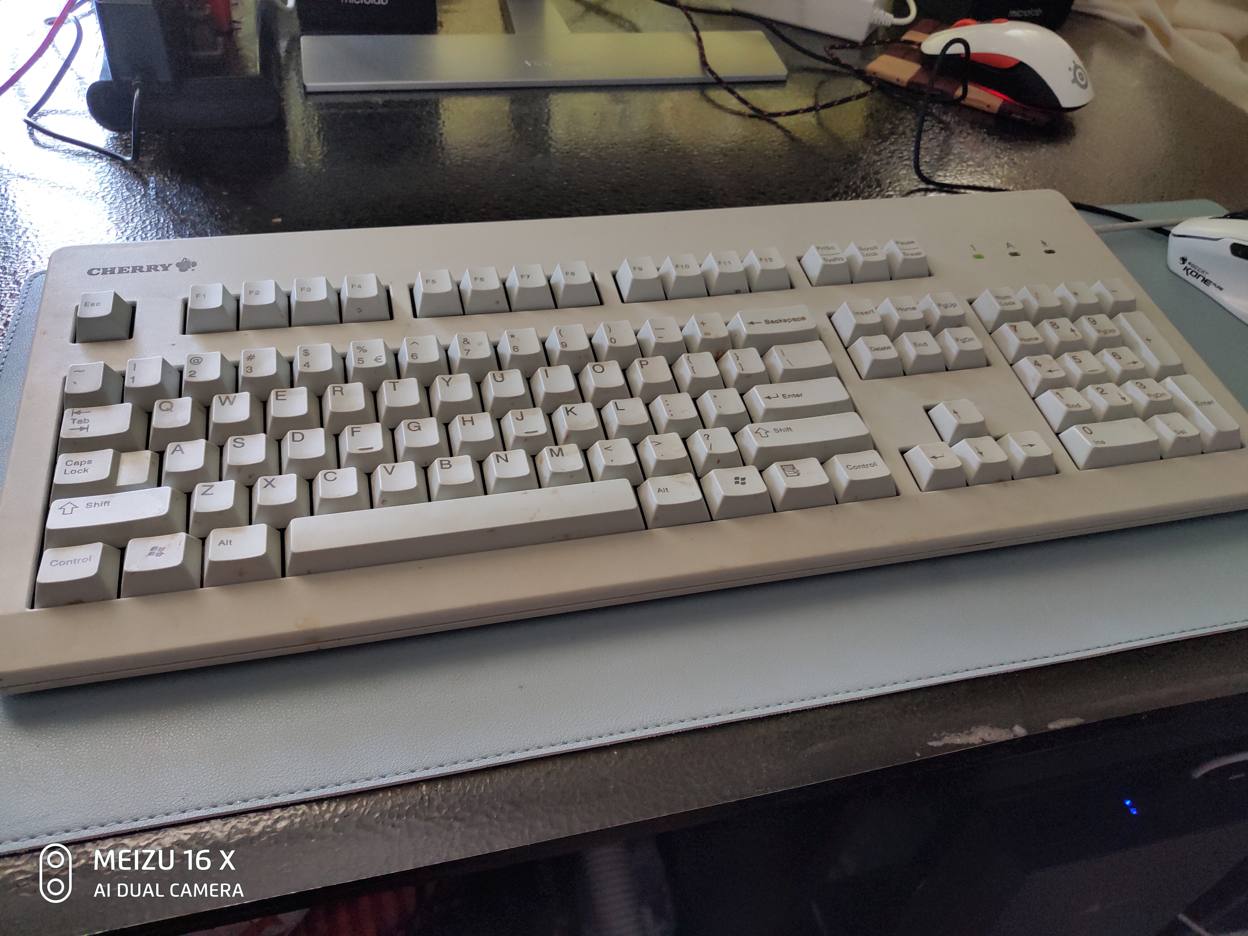 公认手感最好的机械键盘轴是什么,机械键盘樱桃轴与普通轴的区别