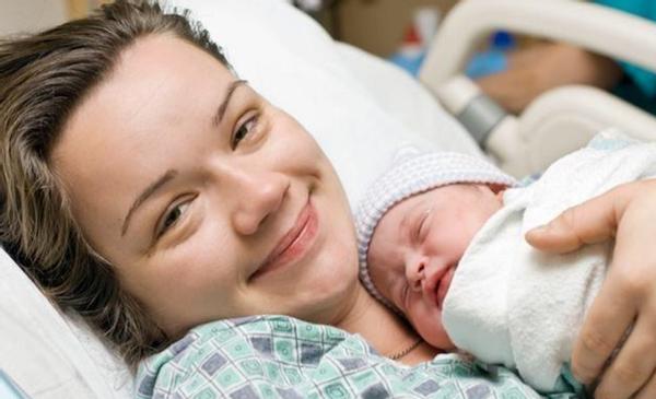 新生儿怎么抱才能让宝宝竖着抱,新生儿怎么抱才不会吐奶