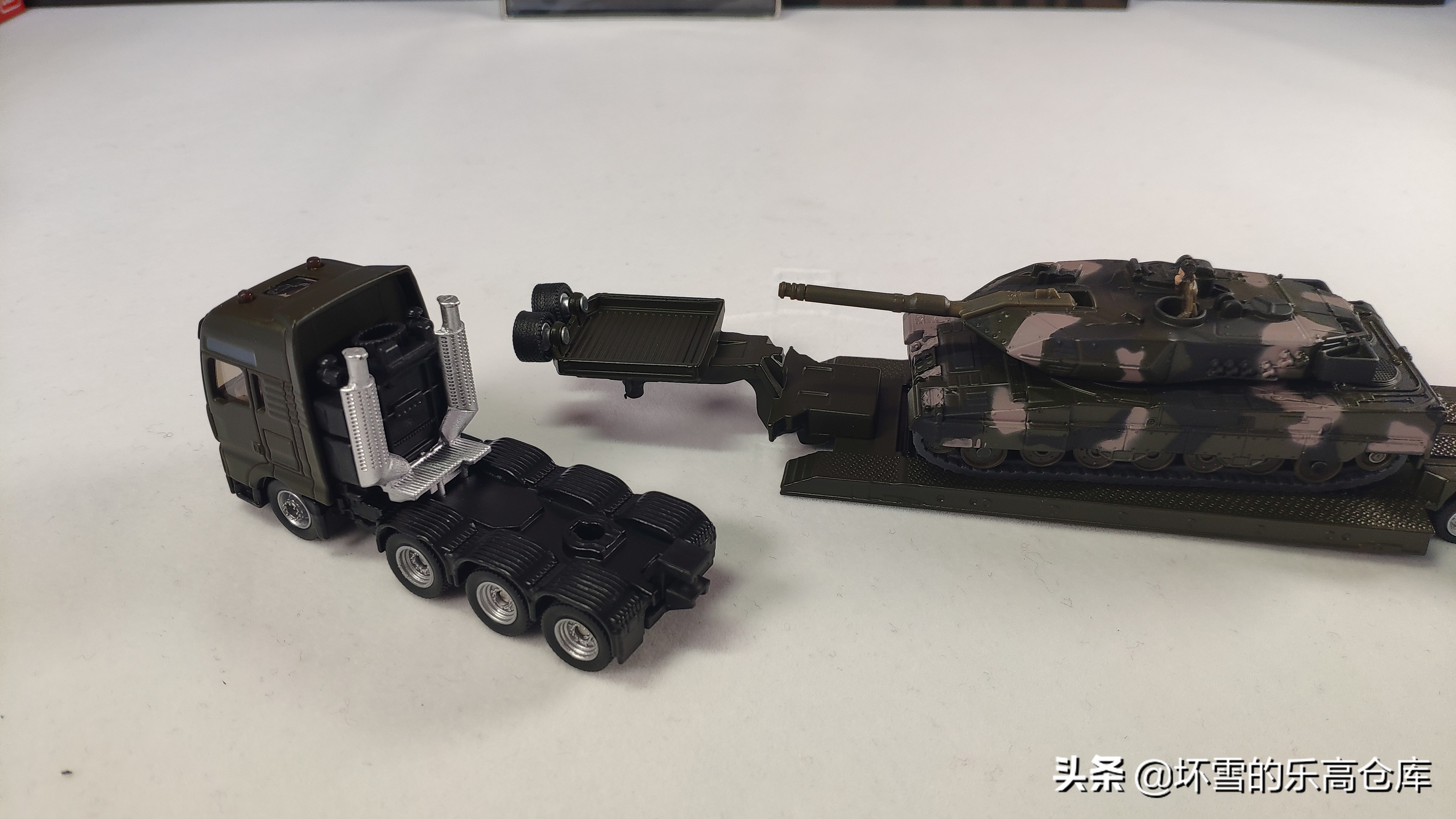 用HO比例车模运输钢铁洪流：SIKU模型豹2坦克运输卡车