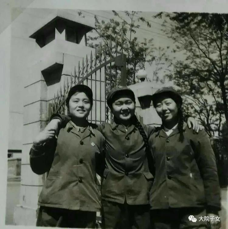 我从小在军营生活长大,我是在部队大院长大的