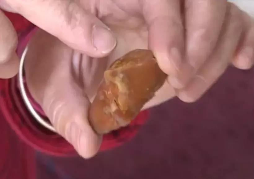 杀鸡取出鸡宝价值四百万,云南女子杀鸡惊现神秘宝物