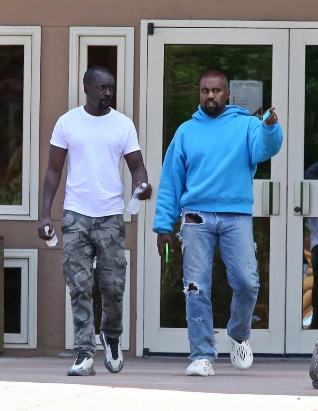 yeezygap联名在哪发售,yeezyxgapxbalenciaga三方联名款棉服